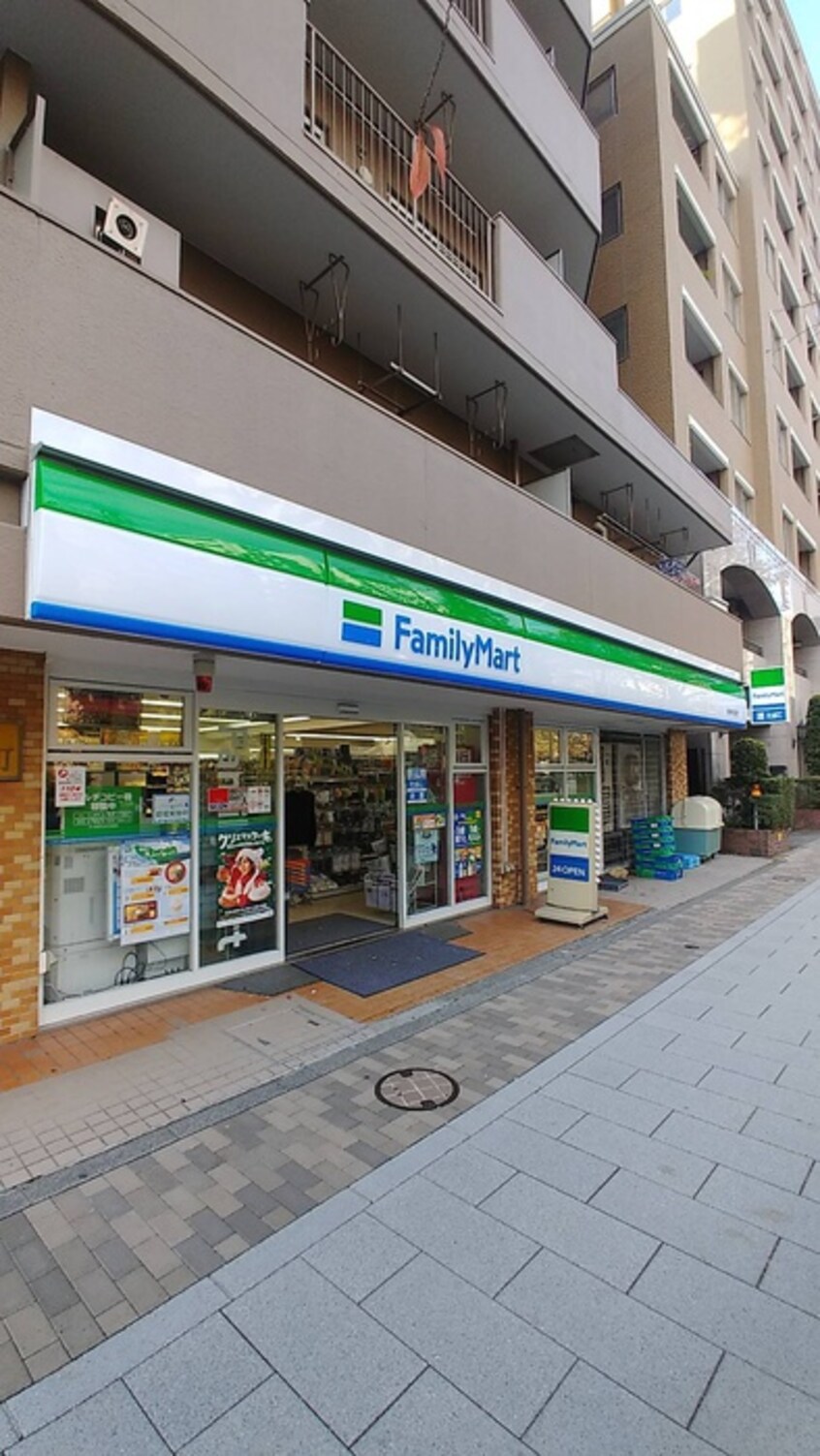 ファミリーマート築地明石町店(コンビニ)まで186m ラフィネ築地