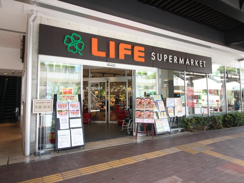 ライフ 新桜台駅前店(スーパー)まで1000m ｱｰﾍﾞｲﾝﾃﾗｽ桜台