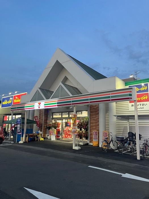 セブンイレブン草加三丁目店(コンビニ)まで650m ＨＦ草加レジデンス
