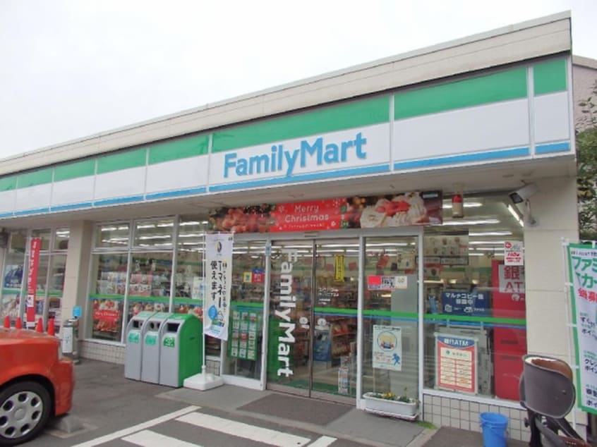 ファミリーマート 六ッ川二丁目店(コンビニ)まで200m ハイツ足立