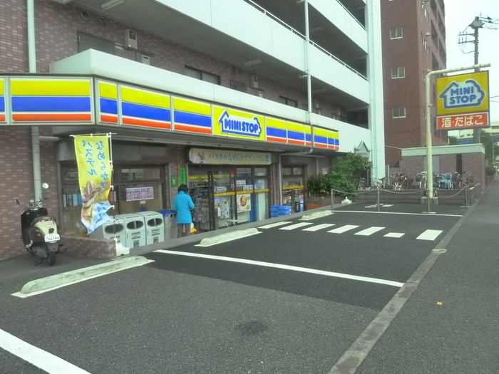 ミニストップ 高井戸東3丁目店(コンビニ)まで94m グランピラ－高井戸