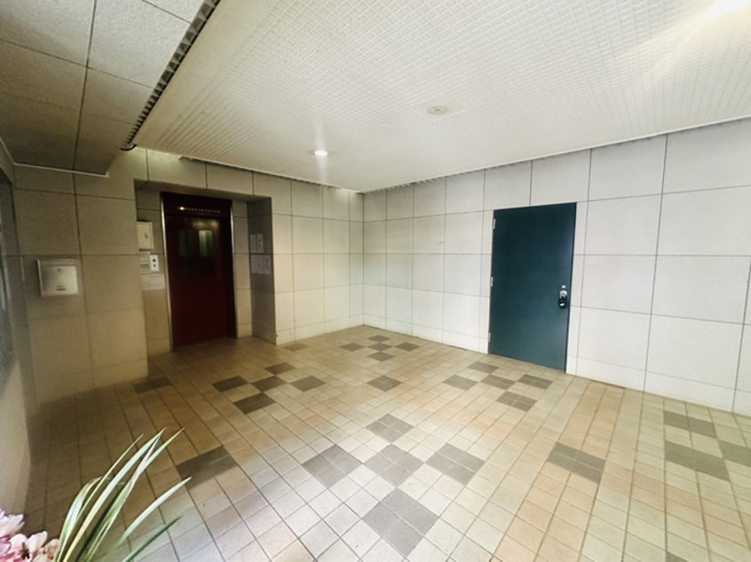 エントランス部分 エイトジャパンシーダー