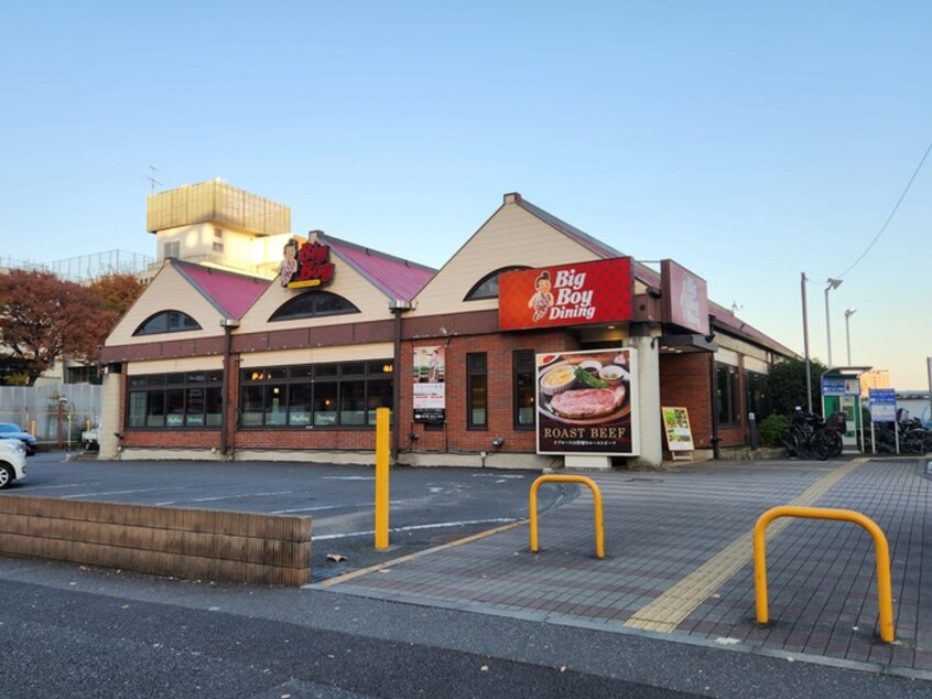 ビッグボーイ ダイニング早稲田店(その他飲食（ファミレスなど）)まで750m ｺﾝﾌｫﾘｱ東新宿ｽﾃｰｼｮﾝﾌﾛﾝﾄ