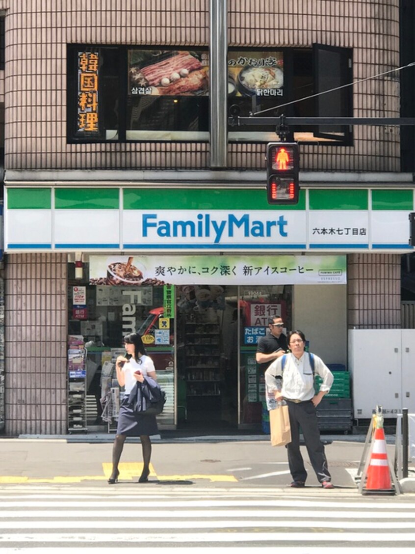 ファミリーマート六本木７丁目店(コンビニ)まで350m UTA HOUSE