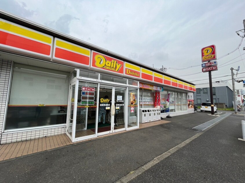 デイリーヤマザキ緑産業道路店(コンビニ)まで296m ベイルーム横浜鴨居