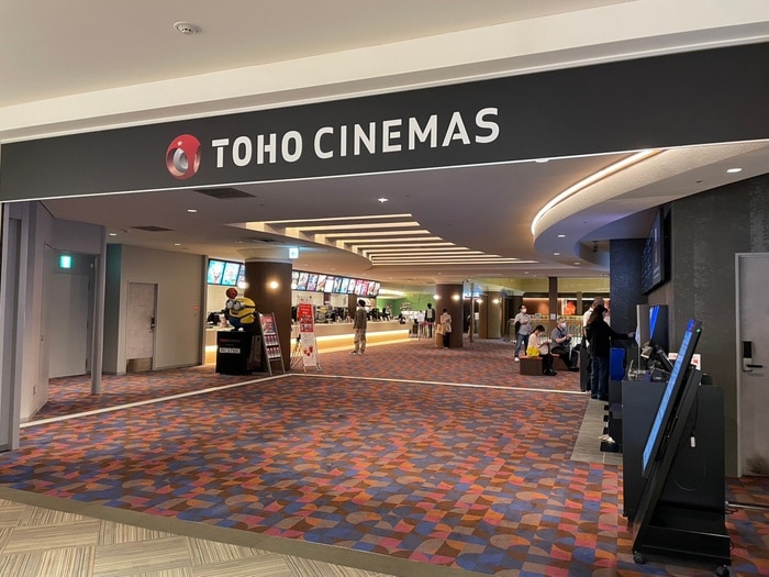 映画館(映画館)まで800m イーストワン