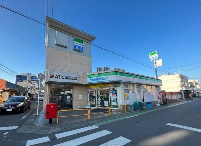 ファミリーマート入曽駅前店(コンビニ)まで500m エステイトB狭山南入曽