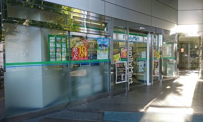 ファミリーマート　護国寺駅前店(コンビニ)まで390m ローク目白台