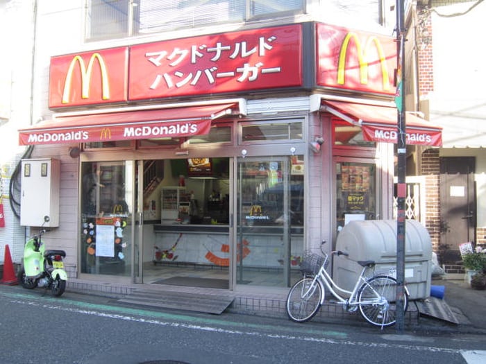 マクドナルド白楽駅前店(ファストフード)まで706m ﾊｰﾐｯﾄｸﾗﾌﾞﾊｳｽ白楽Ⅱ