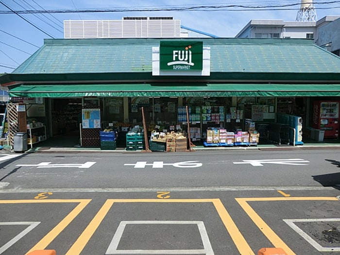 Fujiスーパー(スーパー)まで600m ビュ－ハイム・コヤナギ・岡村