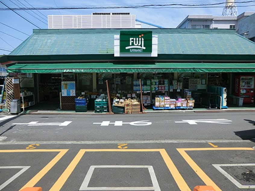 Fujiスーパー(スーパー)まで600m ビュ－ハイム・コヤナギ・岡村