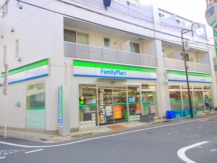 Family Mart(コンビニ)まで369m プリンセスティアラ