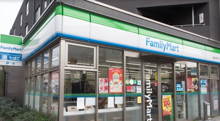 ファミリーマート世田谷下馬一丁目店(コンビニ)まで432m コーポ下馬