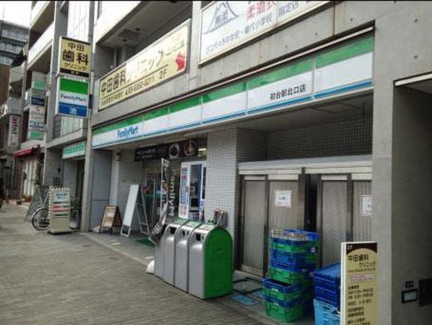 ファミリーマート 初台駅北口店(コンビニ)まで300m イレーネ初台