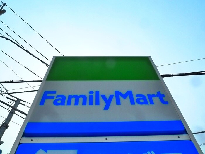 ファミリーマート 是政五丁目店(コンビニ)まで302m フラワーヒルズ
