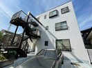 ホワイトリーズの外観