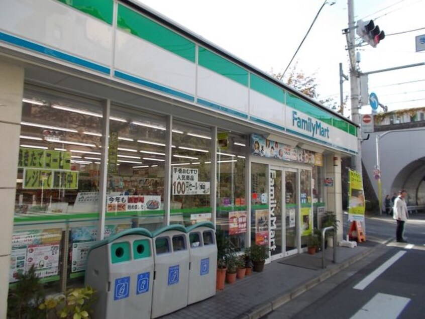 ファミリーマート目白南店(コンビニ)まで111m トーシンフェニックス目白