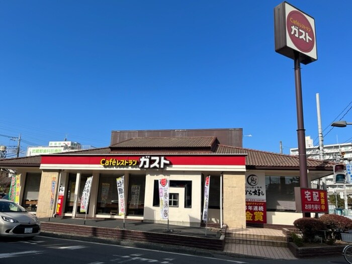 ガスト新所沢店(その他飲食（ファミレスなど）)まで675m サンライトハイツＡ