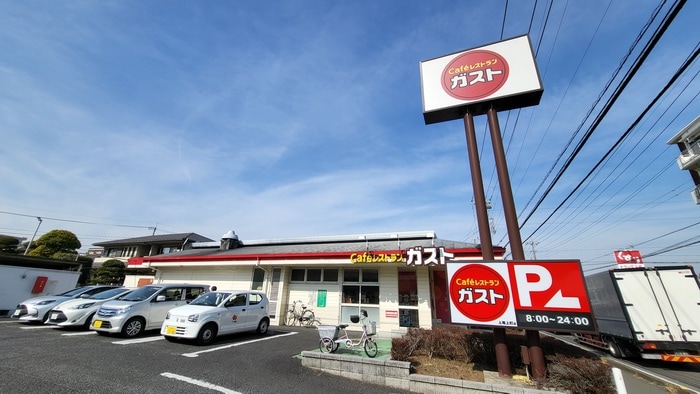ガスト(その他飲食（ファミレスなど）)まで333m ペルソーナ上尾上町