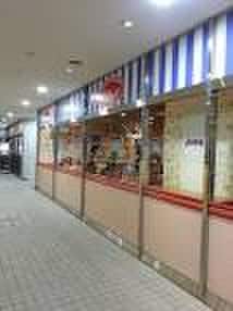 ジョナサン上大岡駅前店(その他飲食（ファミレスなど）)まで777m メゾン白馬