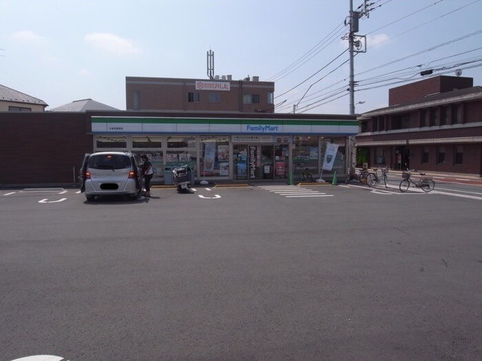 ファミリーマート小金井前原店(コンビニ)まで680m パークヴィラ