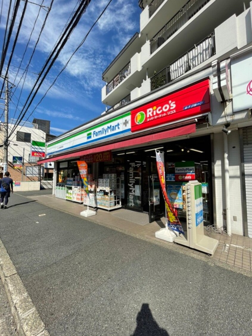 ファミリーマートリコス菊名駅西店(コンビニ)まで431m テラスＫ