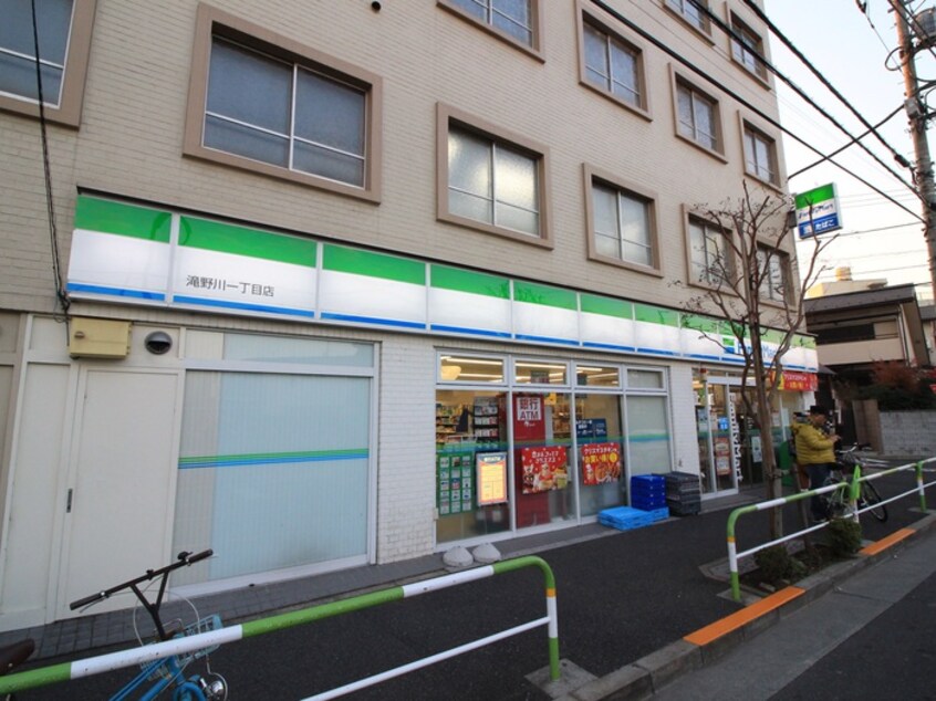 ファミリーマート滝野川一丁目店(コンビニ)まで273m 菊島荘Ⅱ