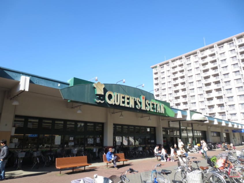 クイーンズ伊勢丹(スーパー)まで500m セントラルパレス１５