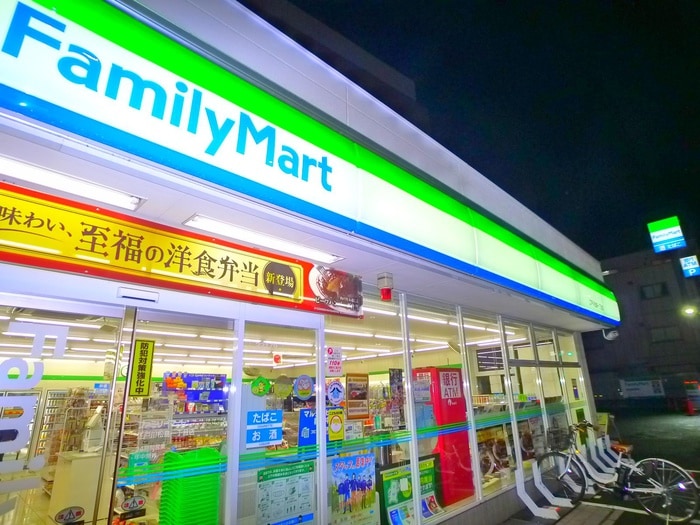 ファミリーマート(コンビニ)まで70m Maison de la pomme