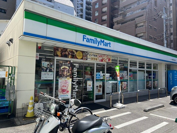 ファミリーマート サンズ原町田三丁目店(コンビニ)まで241m ドミトリ－原町田