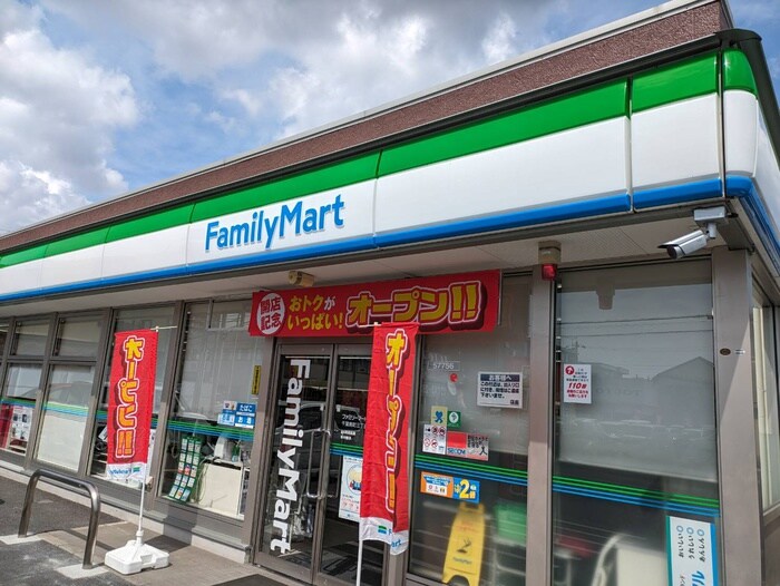 ファミリマート(コンビニ)まで700m Ｌｉｋｅ松ケ丘