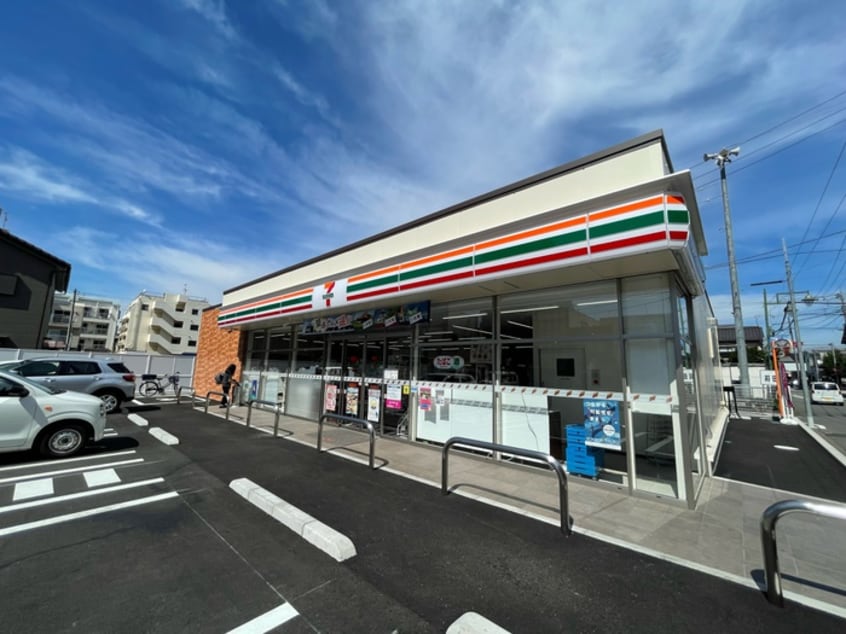 セブンイレブン飯能東町店(コンビニ)まで157m Ｎｏｒｔｈ Ｆｉｅｌｄ 飯能