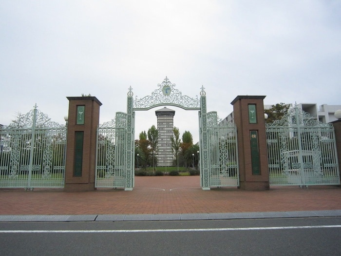 横浜薬科大学(大学/短大/専門学校)まで389m コ－ポカナリア
