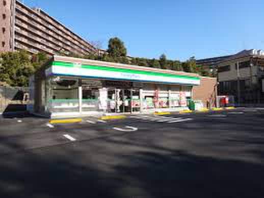 ファミリーマート町田南大谷店(コンビニ)まで644m アム－ルＫ