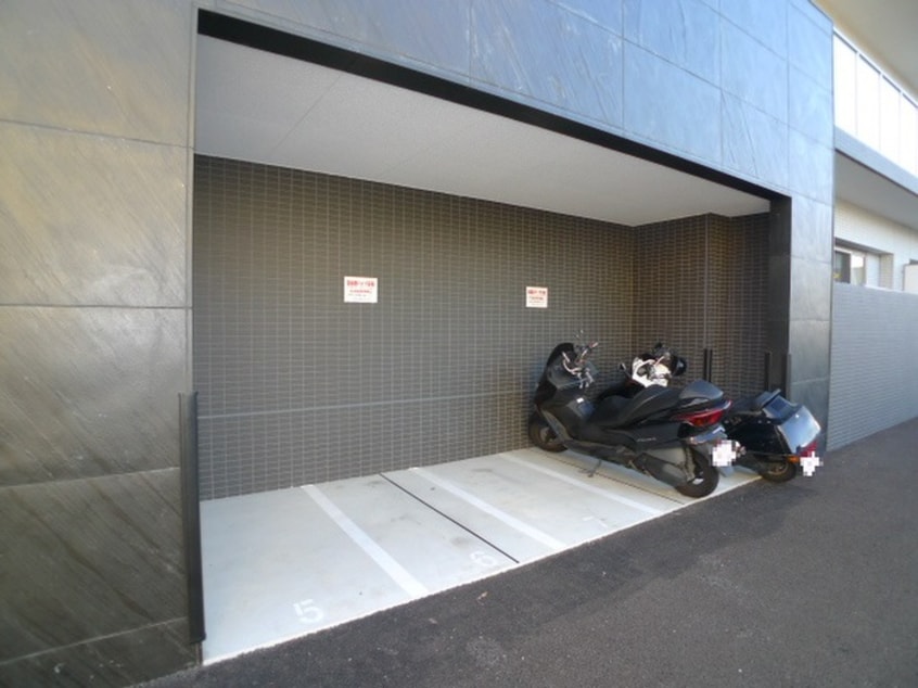 バイク置き場 カーサパトリス