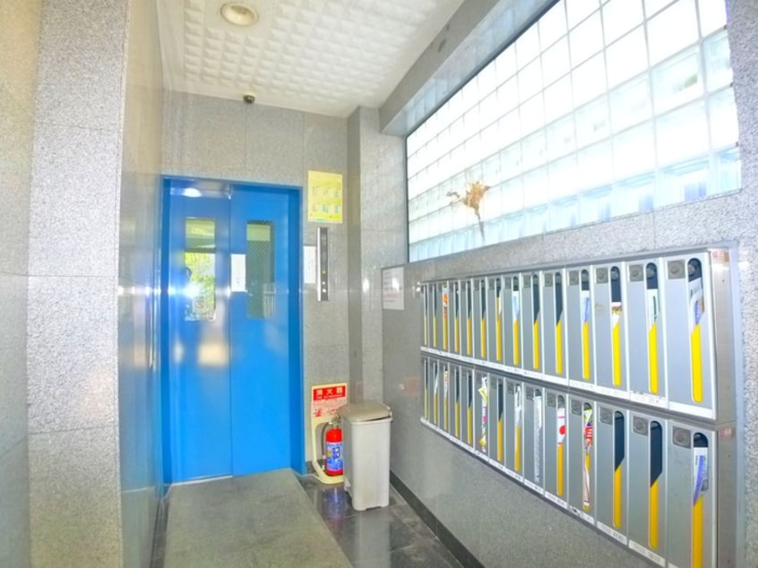 エントランス部分 モンタ－ニュ綾瀬