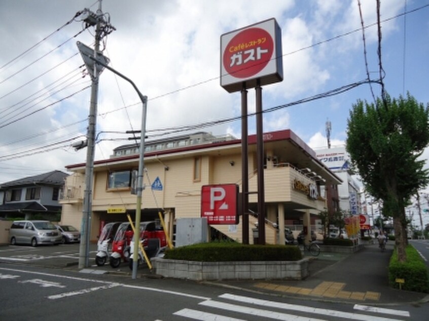 ガスト(その他飲食（ファミレスなど）)まで834m ピアレジ青山２