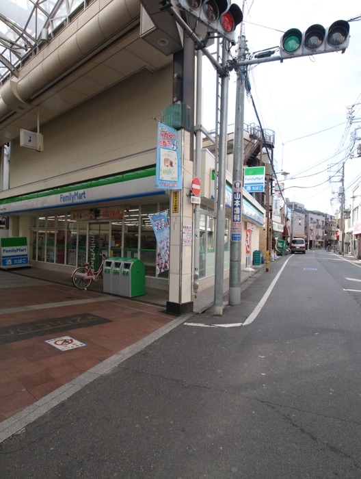 ファミリーマート 十条仲原一丁目店(コンビニ)まで165m ファミ－ル