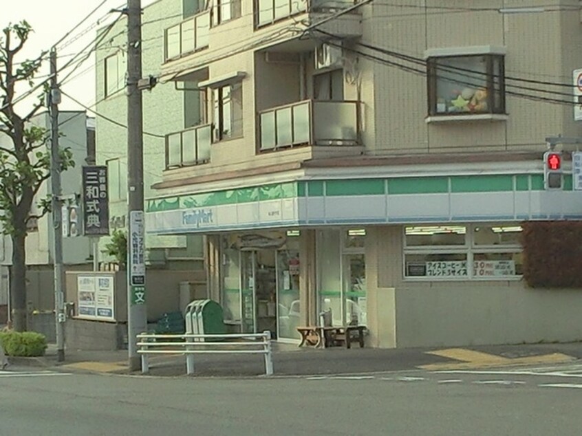 ファミリーマート(コンビニ)まで243m ロイハウス