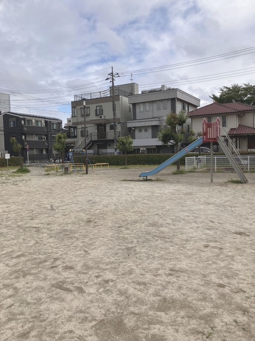 上田公園(公園)まで150m シャルマン草加Ⅱ