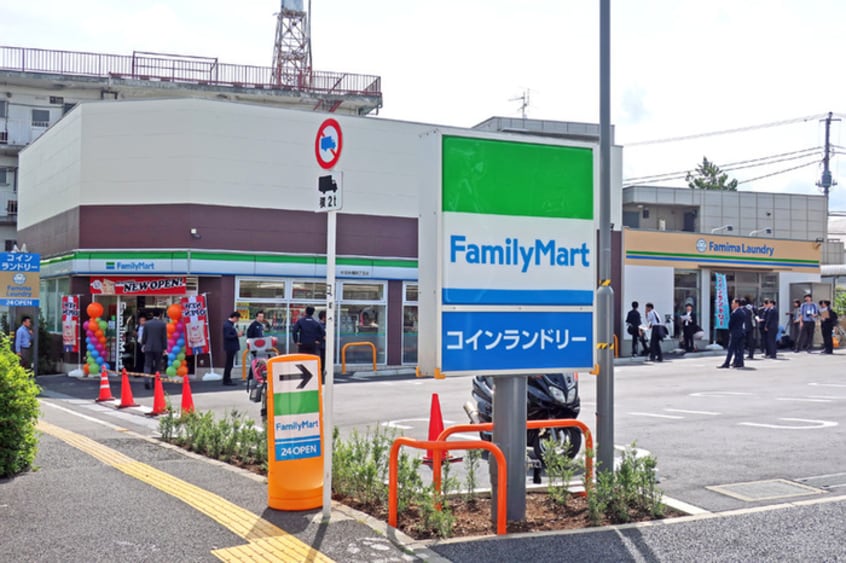 ファミリーマート杉並永福町店(コンビニ)まで87m フルール和泉