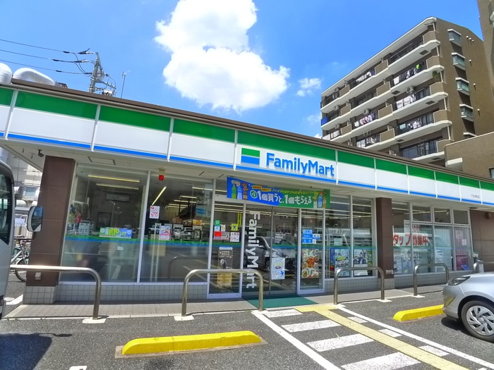 ファミリーマート(コンビニ)まで50m Calm Residence Prologue
