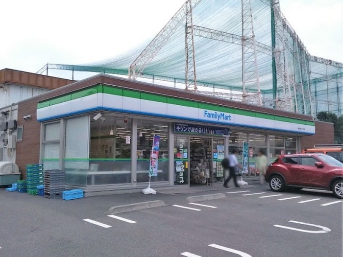ファミリーマート 横浜片倉町店(コンビニ)まで200m ハーミットクラブハウス片倉横浜