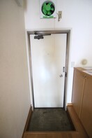玄関 ロイヤル稲城(1～8号室)