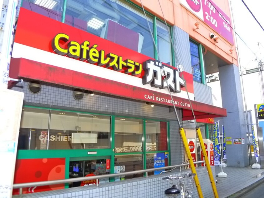 ガスト　綾瀬駅前店(その他飲食（ファミレスなど）)まで112m ＣＲＥＡＲＥ