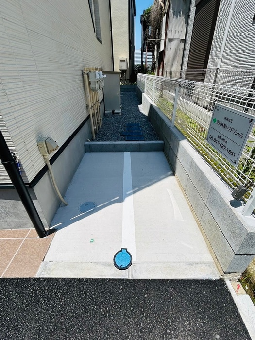 駐輪場 grass court