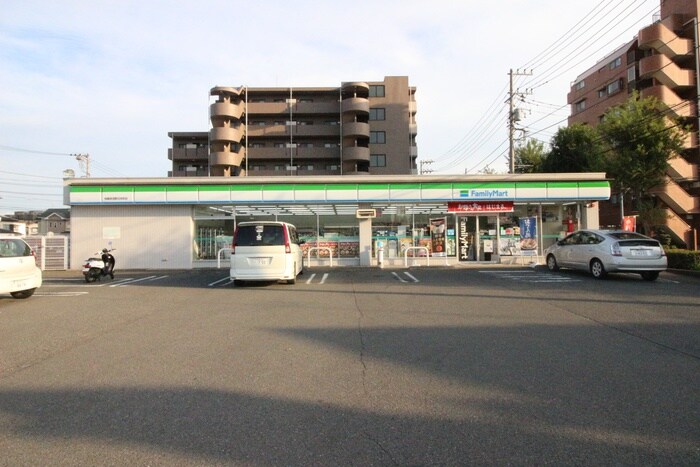 FamilyMart(コンビニ)まで218m シルクハイツＡ棟