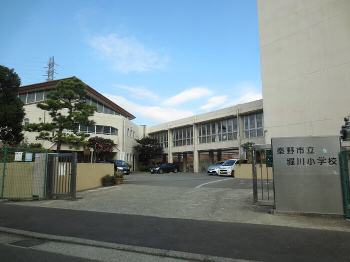 秦野市立堀川小学校(小学校)まで980m ロイヤルタウンC