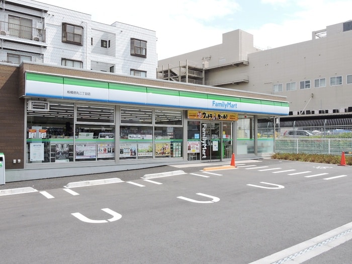 ファミリーマート(コンビニ)まで675m アーバンプレイス徳丸