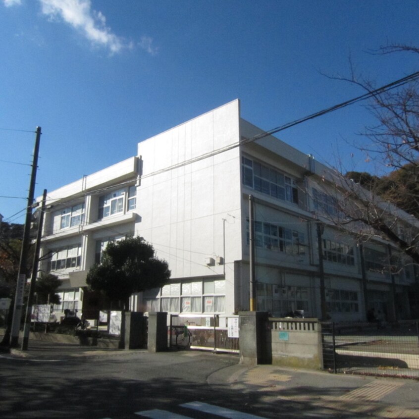 田戸小学校(小学校)まで1900m ファミ－ル富士見町
